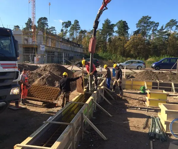 Baustelle der eigenen Halle in Oftersheim mit Fundamentschalung und Bewehrung