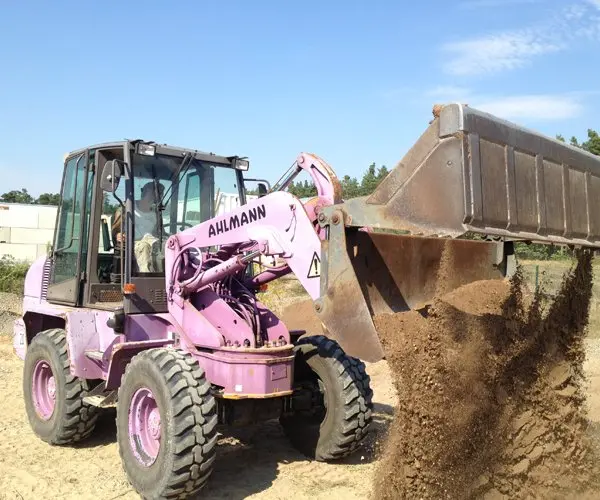 Radlader schüttet Erde auf dem Baugelände