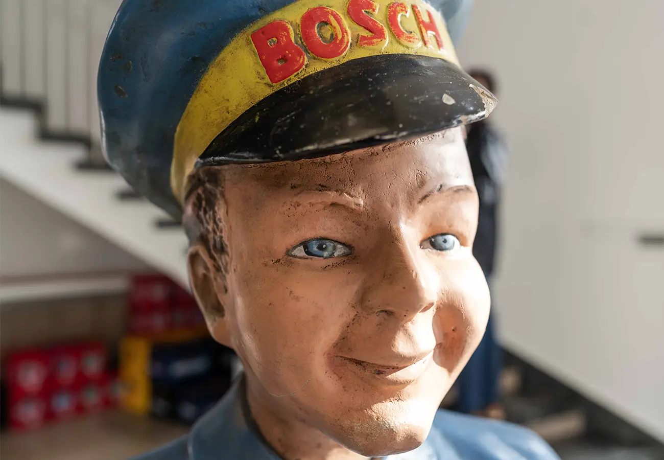 Historische Bosch-Figur im Empfangsbereich einer Werkstatt