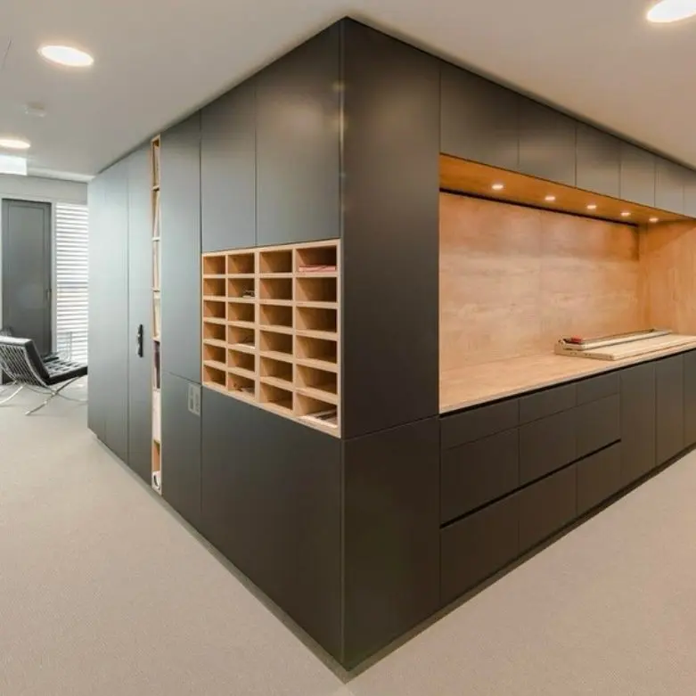 Dunkler Einbauschrank mit offenem Fächerregal aus Eiche