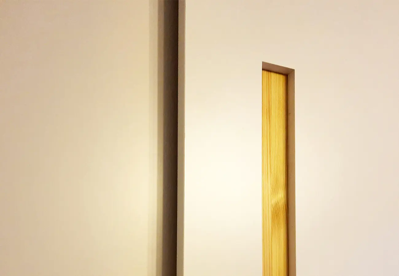 Detail der Griffleiste zwischen zwei Schranktüren